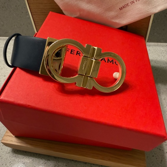 Salvatore Ferragamo Detachable Buckle Adjustable Black Leather Belt - Picture 3 of 12